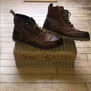 Men’s CREVO leather boots, Size 10.